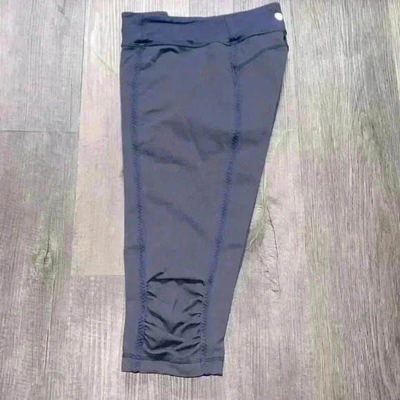Lululemon Capri size 8 (used good) - Picture 7 of 9